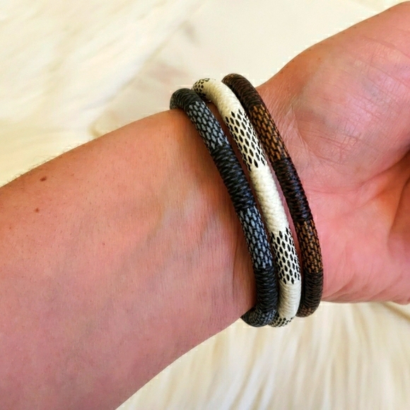 White Faux Leather Magnetic Bracelet - Picture 7 of 7